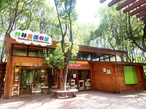 张家港市首个以童话主题为特色的最美悦读空间“竹林童话书屋”.JPG